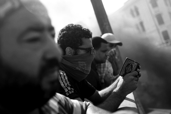 Simpatizantes de los Hermanos Musulmanes y del depuesto presidente egipcio Mohamed Mursi rezan cerca de la plaza Ramsés de El Cairo (Egipto), el viernes 16 de agosto de 2013, bautizado por los islamistas "Viernes de la ira", jornada de enfrentamientos entre partidarios y detractores del derrocado presidente. / Foto: Mosaab Elshamy, Efe