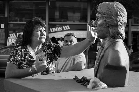 Fans de Eduardo Franco, junto al busto del músico, en Bulevar Artigas, Paysandú. Fans de Eduardo Franco, junto al busto del músico, en Bulevar Artigas, Paysandú.