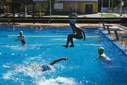 Clases de natación en la plaza de deportes número 6, el jueves, en La Teja. Foto: Mariana Greif 