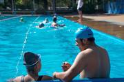 Clases de natación en la plaza de deportes número 6, el jueves, en La Teja. Foto: Mariana Greif 
