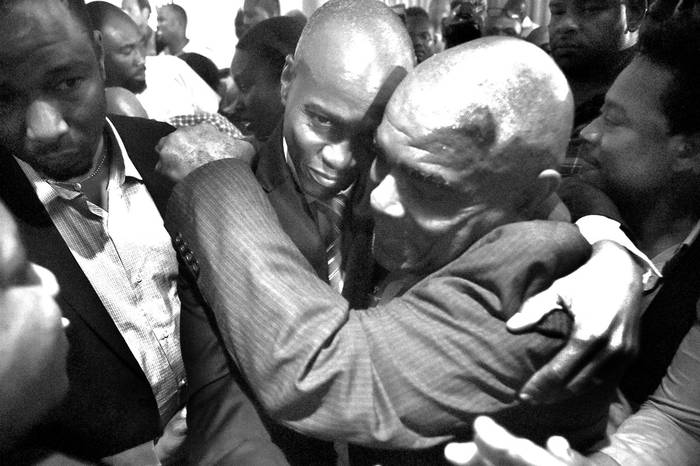 Jovenel Moïse saluda a sus partidarios en la capital haitiana de Puerto Príncipe. Foto: Héctor Retamal AFP