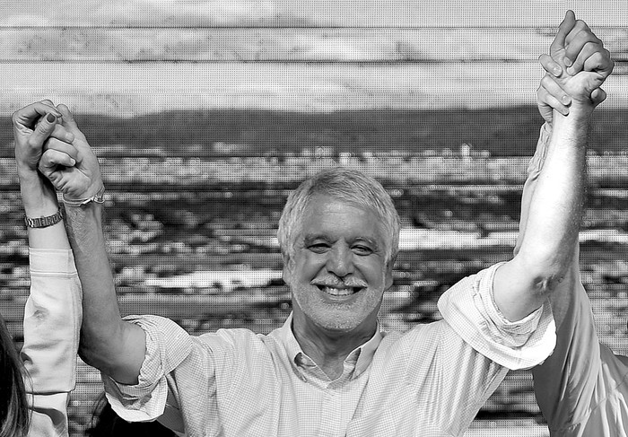 Enrique Peñalosa celebra después de ser elegido alcalde de Bogotá. Foto: Guillermo Legaria, Afp