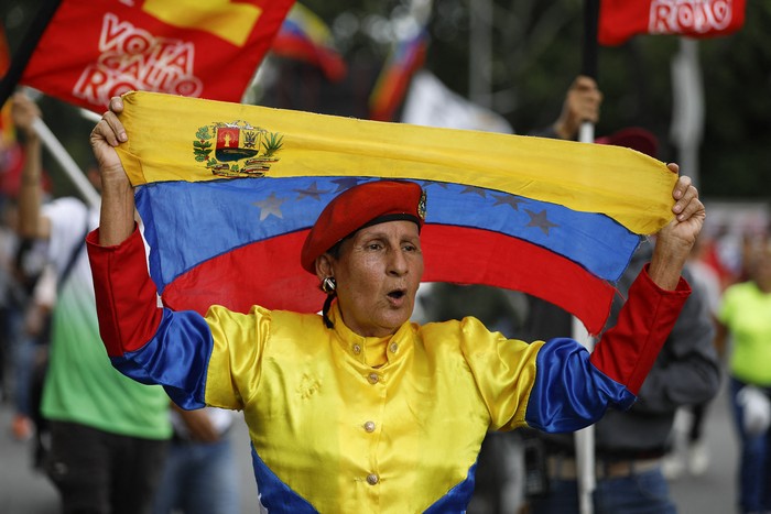 Una simpatizante del presidente Nicolás Maduro durante una marcha en defensa de la ley contra el fascismo, el neofascismo y expresiones similares. · Foto: Pedro Rances, AFP