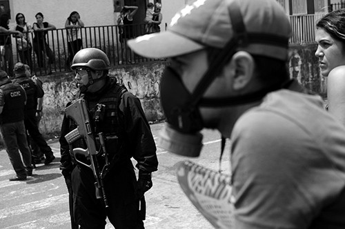 Integrantes de la policía científica recolectan evidencia en el sitio de donde fue asesinato el líder estudiantil Daniel Tinoco en la avenida Carabobo, ayer, en San Cristóbal en el estado Tachira, Venezuela. Foto: Manaure Quintero, Efe