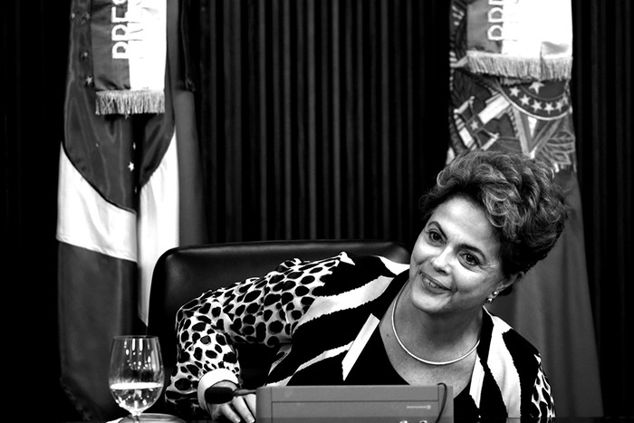 Dilma Rousseff, presidenta brasileña, el jueves, durante una reunión en Brasilia con sus ministros
para discutir el pedido de juicio político en su contra. Foto: Fernando Bizerra Jr, Efe