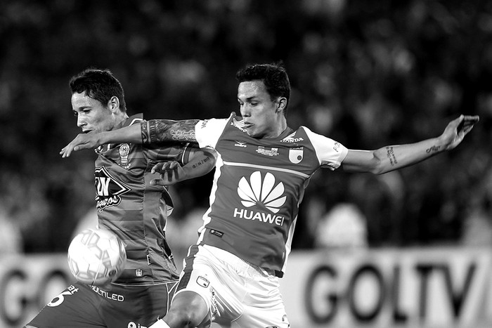 Luis Seijas, de Independiente Santa Fe de Colombia, y Mauro Bogado, de Huracán de Argentina, ayer durante la final de la Copa Sudamericana, en el estadio Nemesio Camacho (El Campín), en Bogotá (Colombia). Foto: Mauricio Dueñas, Efe