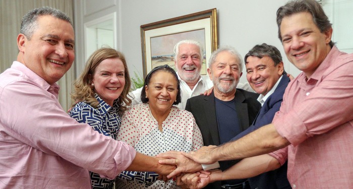 Rui Costa, gobernador del estado de Bahía, , Gleisi Hoffmann, presidente del Partido de los Trabajadores, , Fatima Bezerra, gobernadora del estado de Río Grande del Norte, Jaques Wagner, senador de Bahía, , Luiz Inacio. Lula da Silva, ex presidente de Brasil, , Wellington Dias, gobernador del estado de Piaui, , y Fernando Haddad, político de izquierda, posan durante una reunión de la junta ejecutiva nacional del Partido de los Trabajadores, en Salvador, estado de Bahía, Brasil. Archivo, noviembre 2019. · Foto: Ricardo Stuckert, Partido de los Trabajadores, AFP