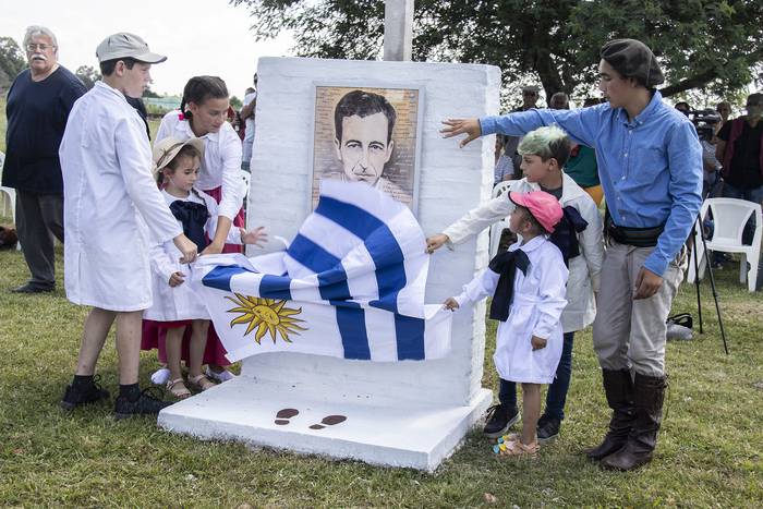 Inauguraron de un memorial a Julio Castro, ayer, en La Cruz, Florida. · Foto: Mabel Facal