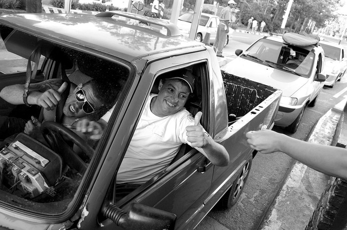 Turistas en el peaje del Arroyo Pando, ayer en la tarde · Foto: Pablo Nogueira