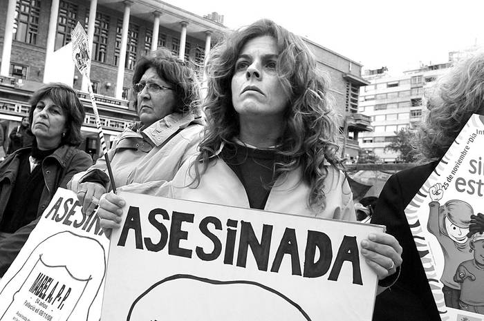 Manifestación contra la violencia doméstica, ayer, en la explanada de la Intendencia.  · Foto: Ricardo Antúnez
