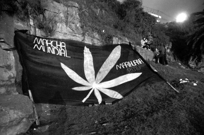 Una bandera por la Marcha Mundial por la Legalización de la Marihuana, el sábado, en el Molino de Pérez.  · Foto: Pablo Nogueira