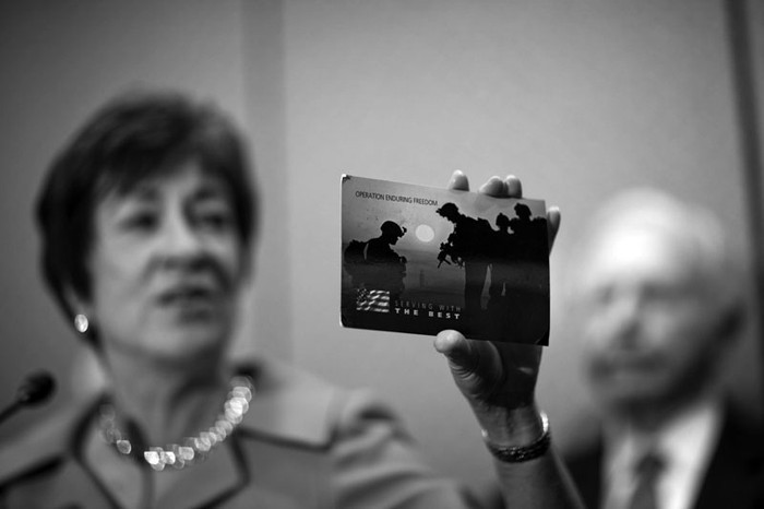 La senadora republicana Susan Collins sosteniendo, ayer, una postal enviada desde Afganistán por un miembro del Ejército que le
agradece su voto para revocar la ley que prohibía que los homosexuales integrantes de las Fuerzas Armadas lo asumieran públicamente.
 · Foto: Efe, Jim Lo Scalzo
