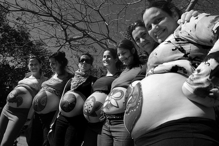 Participantes de la actividad convocada con el propósito de defender la libertad de elegir dónde parir, el sábado,
en la Plaza de los Treinta y Tres Orientales. · Foto: Sandro Pereyra