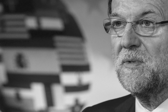 El presidente del Gobierno español, Mariano Rajoy, da una rueda de prensa tras la conclusión de la cumbre de líderes de la Unión Europea, el viernes, en Bruselas (Bélgica). · Foto: Thierry Roge, Efe