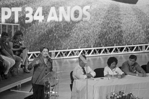 La presidenta brasileña, Dilma Rousseff, habla en el acto de conmemoración de los 34 años de fundación del Partido de los Trabajadores
(PT) en el Centro de Exposiciones y Convenciones de Anhembí, en San Pablo (Brasil). Foto: Sebastião Moreira, Efe