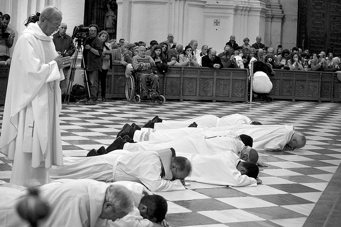 El arzobispo de Granada, Francisco Javier Martínez, permaneció tumbado durante varios minutos junto a otros religiosos ante el altar mayor de la Catedral de Granada para pedir perdón por los "escándalos" que han afectado a la Iglesia. / Foto: Miguel Ángel Molina, Efe