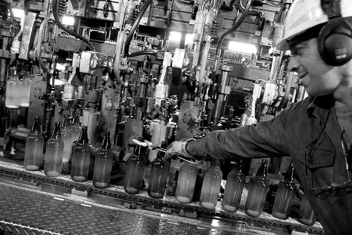 Un trabajador de la planta de Envidrio. Foto: Victoria Rodríguez (archivo, agosto de 2010)