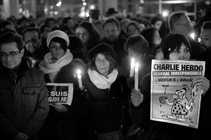 Manifestación para condenar el ataque contra la sede del semanario satírico francés Charlie Hebdo, ayer, en París.
Foto: Martial Trezzini, Efe