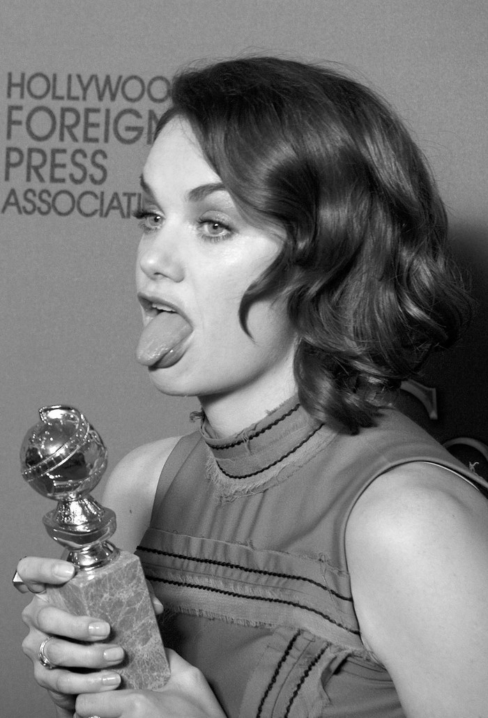 La actriz británica Ruth Wilson posa con su premio a la mejor actuación femenina en una
serie de televisión-drama en El affair, en la entrega de los Globo de Oro, ayer, en Beverly
Hills, California, Estados Unidos. Foto: Paul Buck, Efe