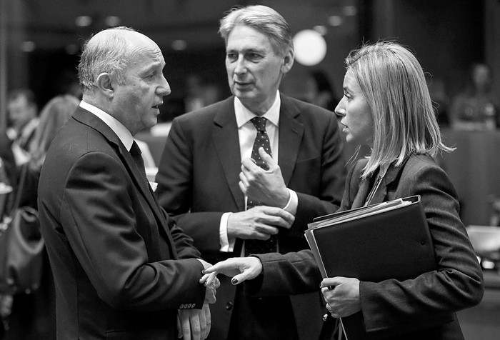 Laurent Fabius, ministro francés de Exteriores, su homólogo británico, Philip Hammond, y Federica Mogherini, jefa de la diplomacia
comunitaria, ayer, antes del inicio del Consejo de Ministros de Asuntos Exteriores de la Unión Europea, en Bruselas, Bélgica.
Foto: Olivier Hoslet, Efe