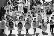 Familiares de los 43 estudiantes de Ayotzinapa desaparecidos marchan, ayer, en Ciudad de México. Foto: Sáshenka Gutiérrez, Efe