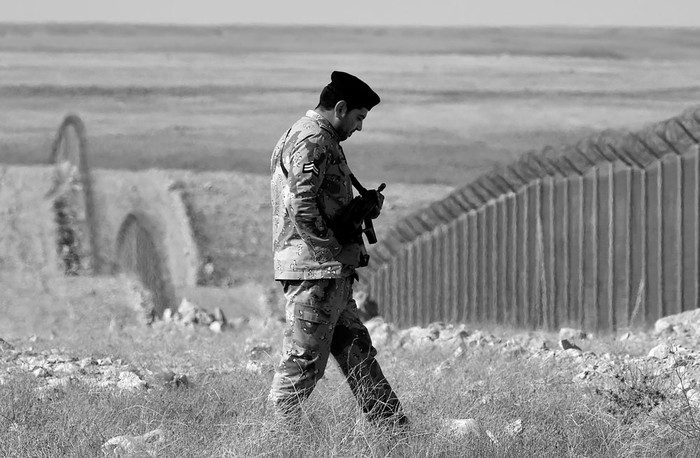 Un guardia fronterizo saudita en la frontera norte de Arabia Saudita con Irak, ayer, cerca de Arar City. • Foto: Fayez Nureldine, AFP