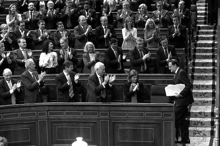 Mariano Rajoy, presidente del Gobierno, es aplaudido por los diputados del Partido Popular tras su intervención en la sesión de ayer, en el Congreso, en Madrid, España. Foto: Ballesteros, Efe