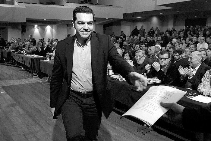El primer ministro griego, Alexis Tsipras, se dirige a pronunciar un discurso durante una reunión del Comité Central de su partido, Syriza, el sábado, en Atenas, Grecia. Foto: Simela Pantzartzi, Efe