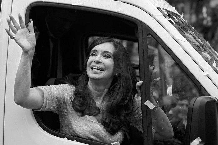 Cristina Fernández saluda a la salida del Senado, el domingo, en Buenos Aires (Argentina). Foto: David Fernández, Efe