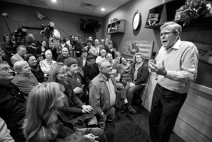 El ex gobernador de Florida Jeb Bush habla a los residentes de Iowa en un restaurante Pizza Ranch,
el sábado 7 de marzo, en Iowa, Estados Unidos. Foto: Scott Olson, AFP