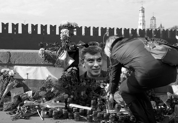 Lugar en el que fue asesinado el opositor ruso Boris Nemtsov, en el puente Grans Moskvorestsky, cerca del Kremlin, en Moscú (Rusia). Foto: Sergei Chirikov, Efe