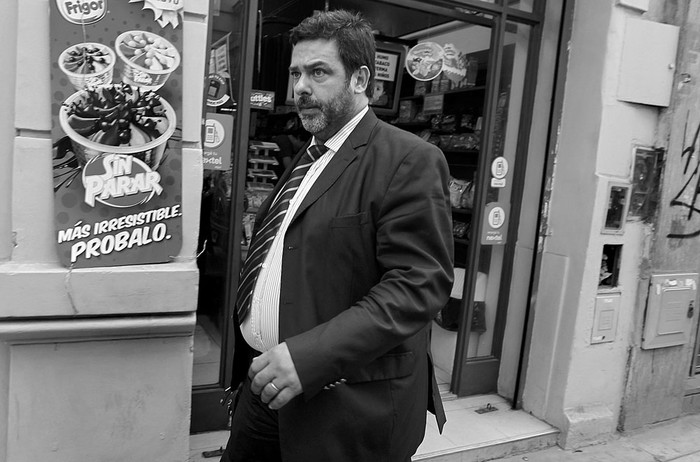 Maximiliano Rusconi, abogado del experto en informática Diego Lagomarsino, tras presentar un escrito en la fiscalía donde se investiga la muerte del fiscal Alberto Nisman, ayer, en Buenos Aires. Foto: David Fernández, Efe