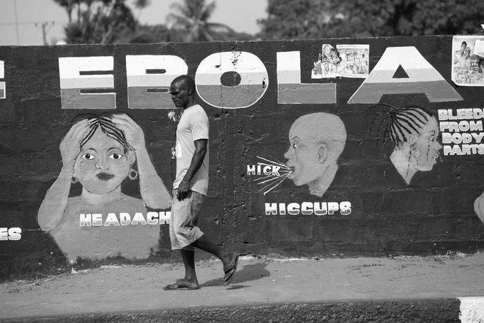 Muro pintado con referencias al ébola, ayer, en Monrovia, Liberia. Foto: Ahmed Jallanzo, Efe