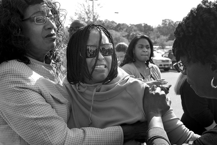 Nicole King (c), amiga de Walter Scott, durante una manifestación frente al Ayuntamiento de North Charleston, ayer, en Carolina del Sur, Estados Unidos. Foto: Stephen B Morton, Efe
