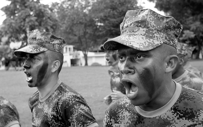 Soldados colombianos compiten en la Carrera de los Héroes 10k, que homenajeó a los militares y policías caídos en combate, el domingo,en Bogotá (Colombia). Foto: Mauricio Dueñas, Efe