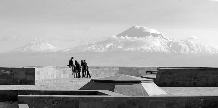 Vista del Memorial del Genocidio Armenio y la montaña Ararat, el 16 de abril, en Ereván, Armenia. Foto: Karen Minasyan, Afp