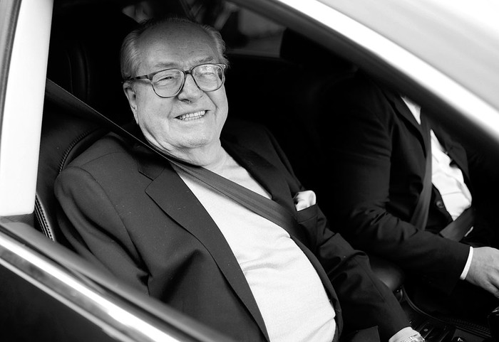 Jean-Marie Le Pen se retira de la sede del partido Frente Nacional, ayer, en Nanterre, Francia. Foto: Stephane de Sakutin, Afp