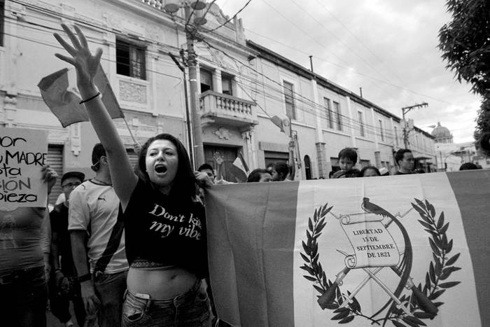 Una mujer celebra la renuncia de la vicepresidenta de Guatemala, Roxana Baldetti, ayer, afuera del Congreso, en Ciudad de Guatemala (Guatemala). Foto: Esteban Biba, Efe