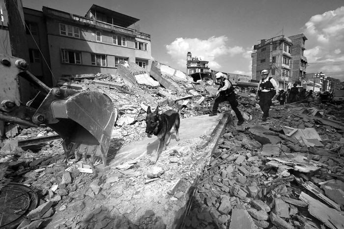 Rescatistas buscan sobrevivientes tras el derrumbe de un edificio durante el terremoto, ayer, en Katmandú (Nepal). Foto: Narendra Shrestha, Efe