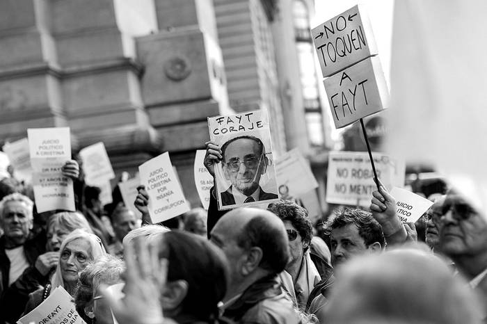 Concentración, ayer, en las afueras del Palacio de Justicia en apoyo al juez de la Corte Suprema Carlos Fayt. Foto: David Fernández, Efe