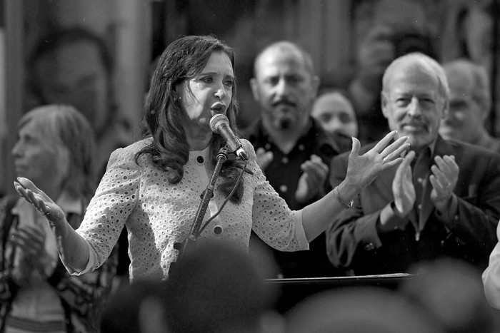 Cristina Fernández junto al periodista Horacio Verbitsky, durante la inauguración del “Sitio de la memoria” creado en la ESMA, ayer, en Buenos Aires. Foto: Juan Mabromata, Afp