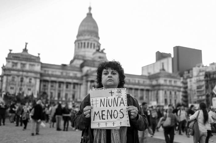 Manifestación bajo el lema "Ni una menos", ayer, en la plaza del Congreso, en Buenos Aires. Foto: David Fernández, efe