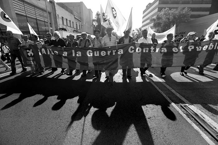 Marcha por los 43 estudiantes desaparecidos en el estado de Guerrero en setiembre del año pasado, el miércoles, en Ciudad de México. Foto: Sáshenka Gutiérrez, Efe