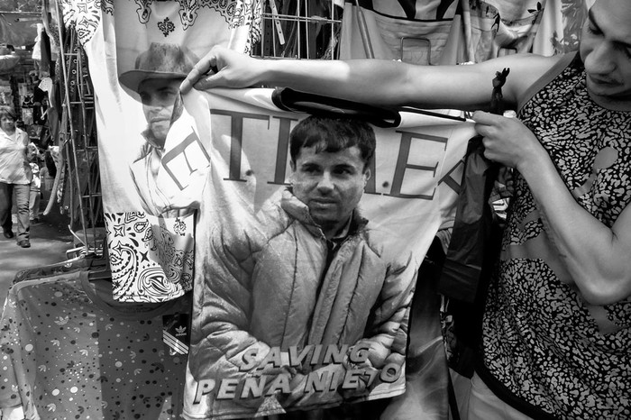 Un vendedor muestra una camiseta con el rostro de Joaquín El Chapo Guzmán, en el barrio de Tepito,
en Ciudad de México. Foto: Alfredo Estrella, Afp