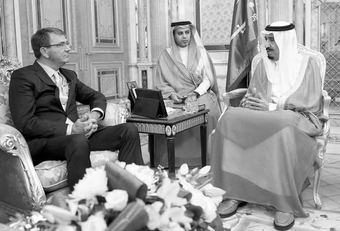 Salmán bin Abdulaziz, rey de Arabia Saudita, y Ashton B Carter, secretario de Defensa de Estados Unidos, el 22 de julio, en Yeda, Arabia Saudita. Foto: Efe, s/d de Autor