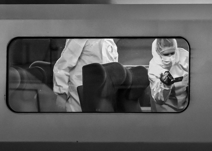 Policías investigan dentro del tren Thalys, en Arras, al norte de Francia. Foto: Philippe Huguen, Afp