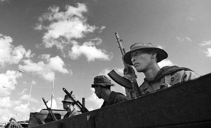 Soldados venezolanos montan guardia, ayer, en un retén en Paraguachón, estado de Zulia, Venezuela, en la frontera con Colombia.Foto: Juan Barreto, Efe