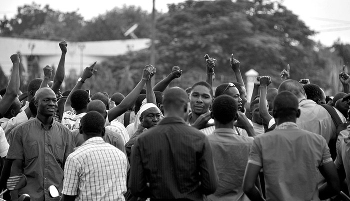 Manifestación en la Plaza de la Nación, pocas horas después de la detención del presidente interino y el primer ministro, ayer, en Uagadugú, Burkina Faso. Foto: Ahmed Ouoba, Afp