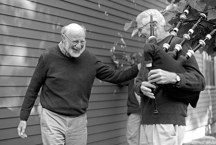 William C Campbell (i), ganador del premio Nobel de Medicina, y su vecino el doctor John Truman, que lo homenajea tocando la gaita en su casa de Massachusetts, Estados Unidos. Foto: Cj Gunther, Efe