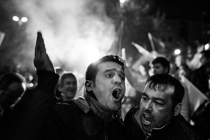 Votantes del Partido Justicia y Desarrollo de Turquía celebran el triunfo en las elecciones generales, ayer, en Estambul. Foto: Dimitar Dilkoff, Afp